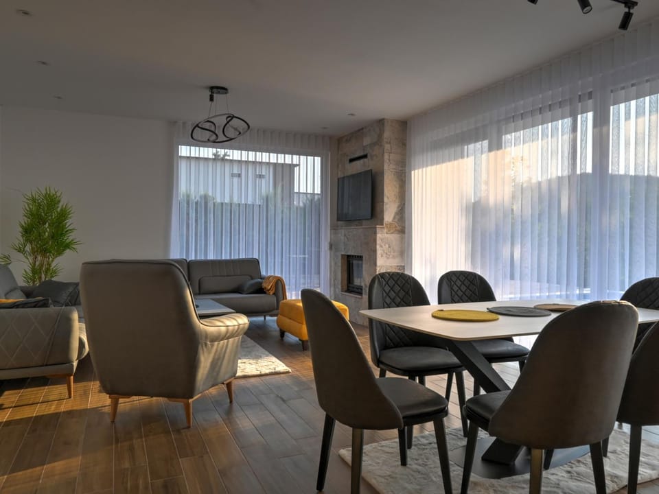 TV and multimedia, Living room, Dining area
