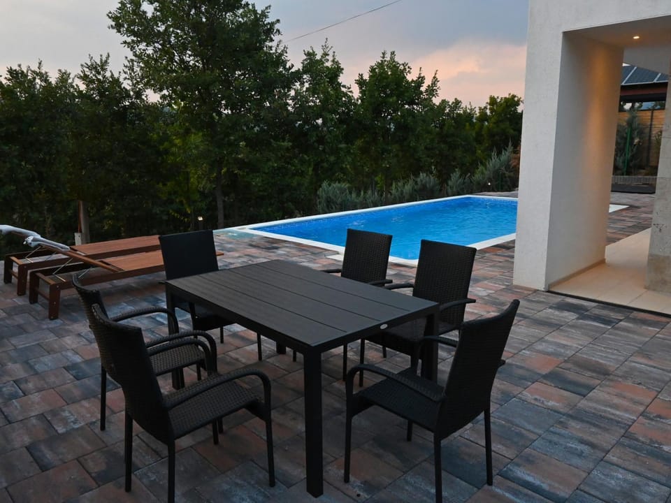 Day, Dining area, Pool view, Swimming pool