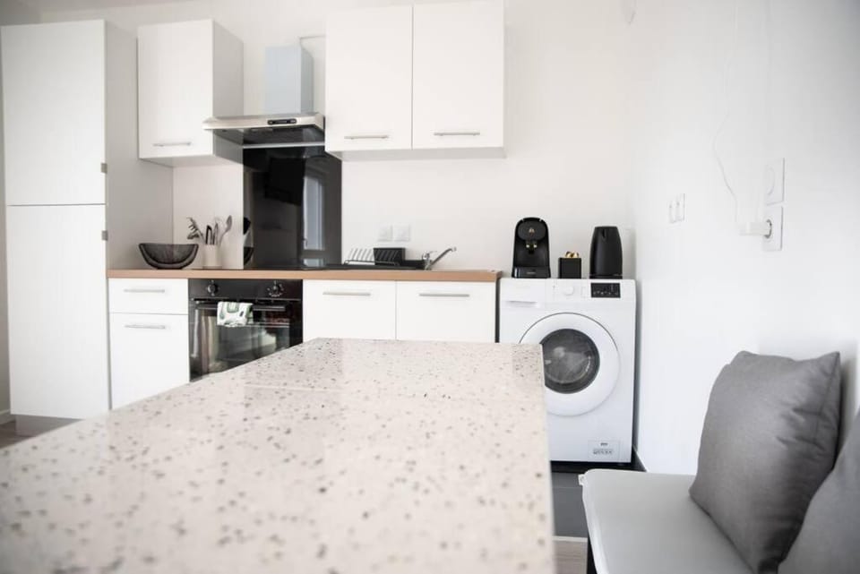 Suite POP 92 proche gare, stade de France, Parking Apartment in Île-de-France