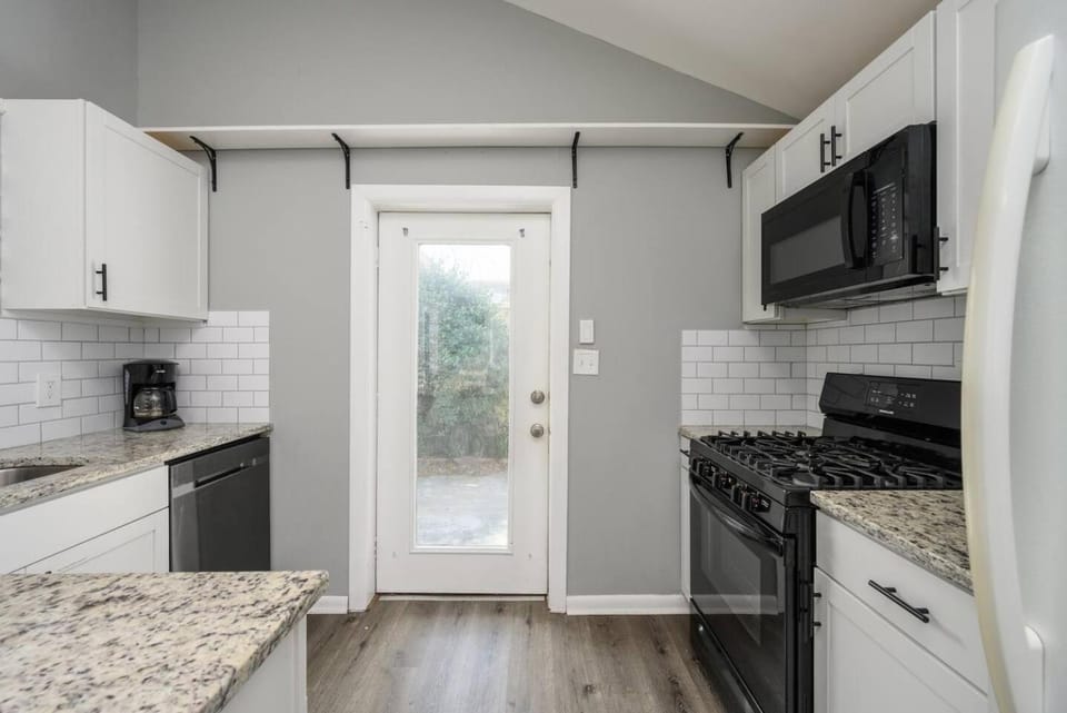 Quaint Home 2BR 1 BA Shared Pool House in Tybee Island