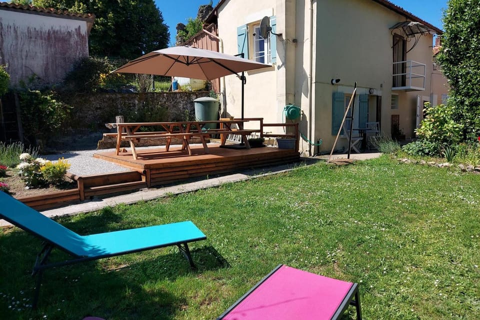 2Bed House Sleeps 4 - Parking Views 3min to Town House in Nouvelle-Aquitaine
