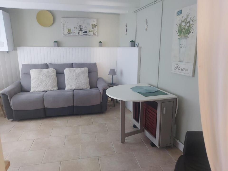2Bed House Sleeps 4 - Parking Views 3min to Town House in Nouvelle-Aquitaine