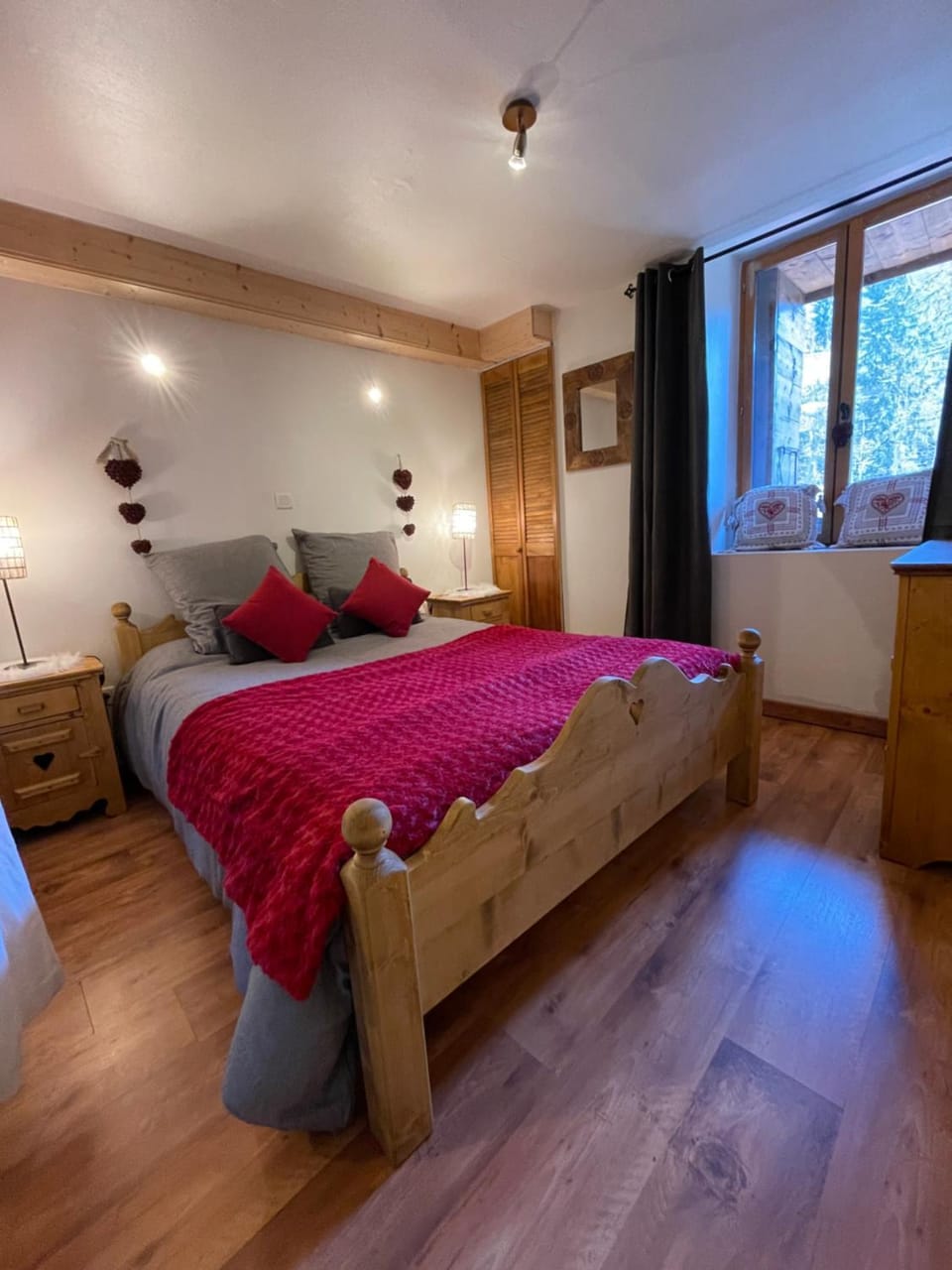 Bed, Photo of the whole room, Bedroom