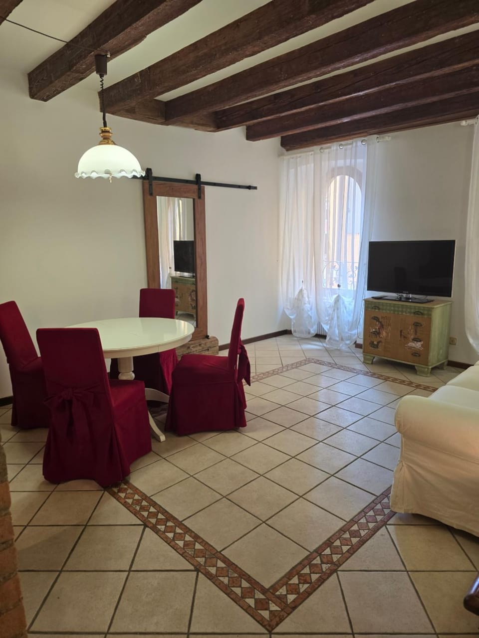 Bed, TV and multimedia, Living room, Seating area, Evening entertainment