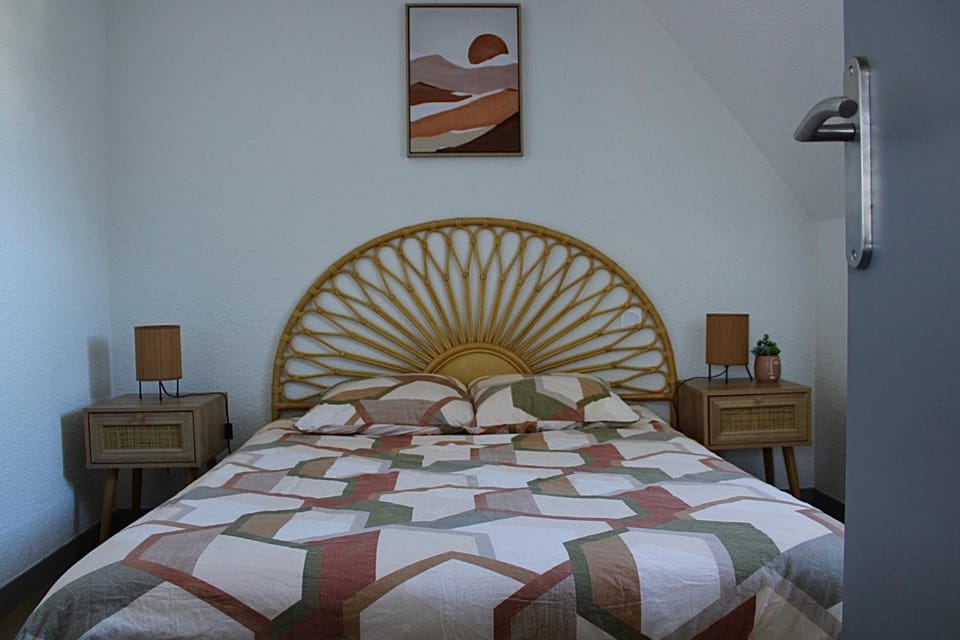 Bed, Decorative detail, Bedroom