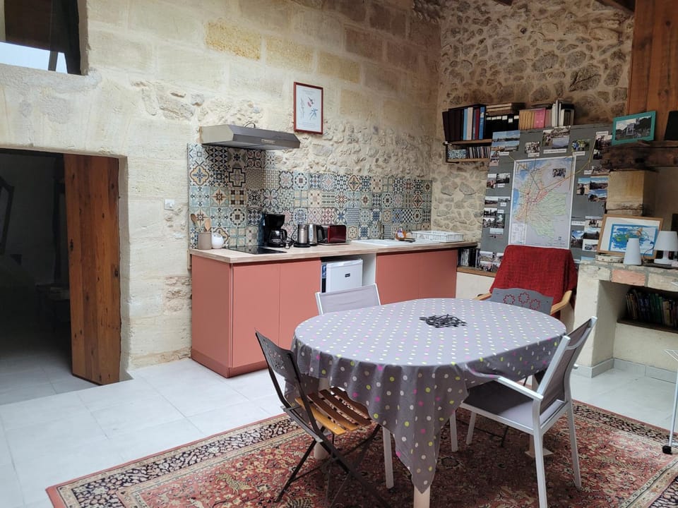 Coffee/tea facilities, Kitchen or kitchenette, Living room, Seating area, Dining area, oven, stove, toaster