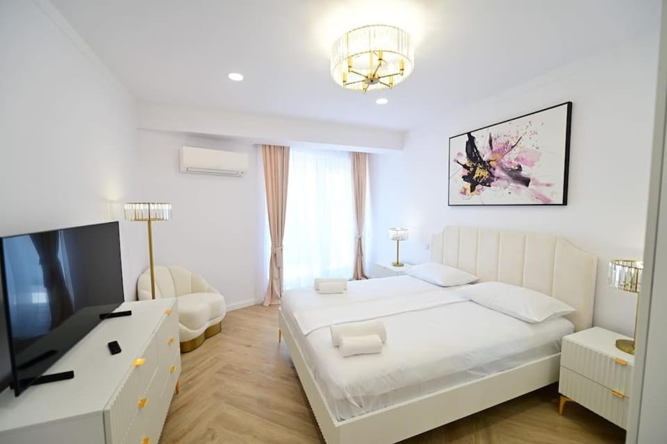 FLH - SIBIU - The Evolution LUXURY Apt - 2 Bedrooms, 1 Livingroom, 2BA with 3 ACs Units and Panoramic view - Sleeps 6 - Shopping City Mall Apartment in Sibiu