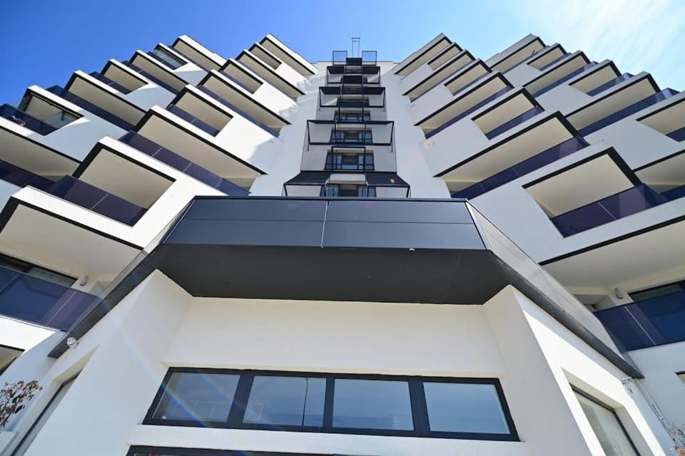 FLH - SIBIU - The Evolution LUXURY Apt - 2 Bedrooms, 1 Livingroom, 2BA with 3 ACs Units and Panoramic view - Sleeps 6 - Shopping City Mall Apartment in Sibiu