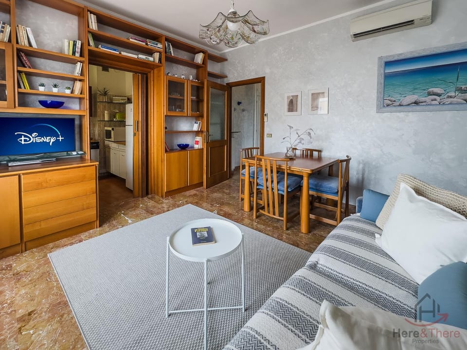 Bed, TV and multimedia, Kitchen or kitchenette, Living room, Photo of the whole room, Seating area, Dining area, Bedroom, minibar, oven, air conditioner