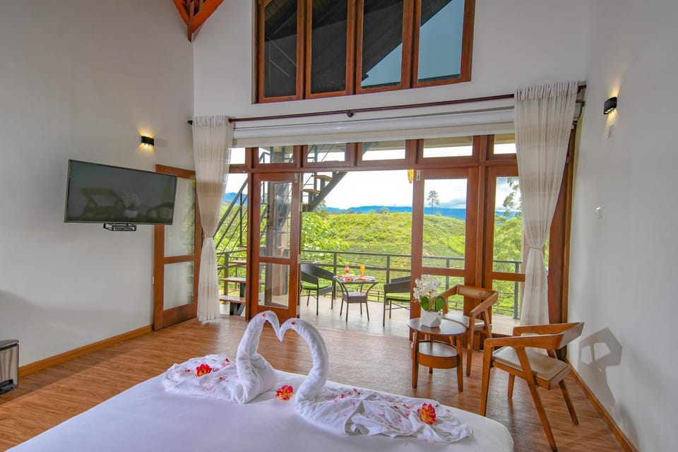 Bed, TV and multimedia, View (from property/room), Balcony/Terrace, Photo of the whole room, Bedroom, Mountain view, towels