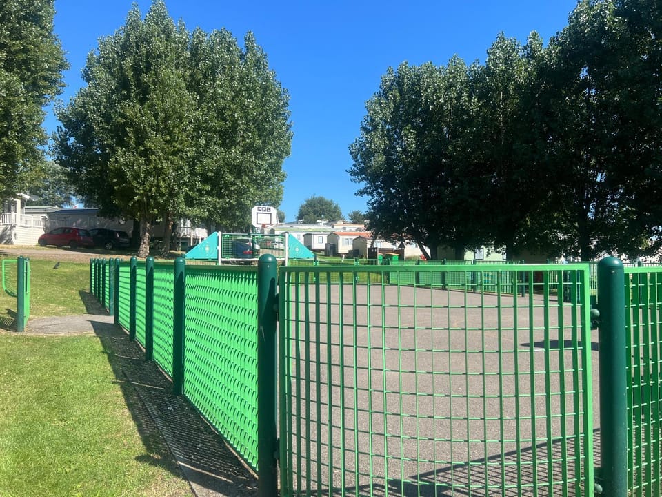Dottys van warden springs caravan park Chalet in Eastchurch
