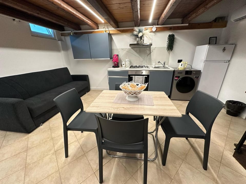 Coffee/tea facilities, Kitchen or kitchenette, Living room, Seating area, Dining area, oven, pet friendly, stove