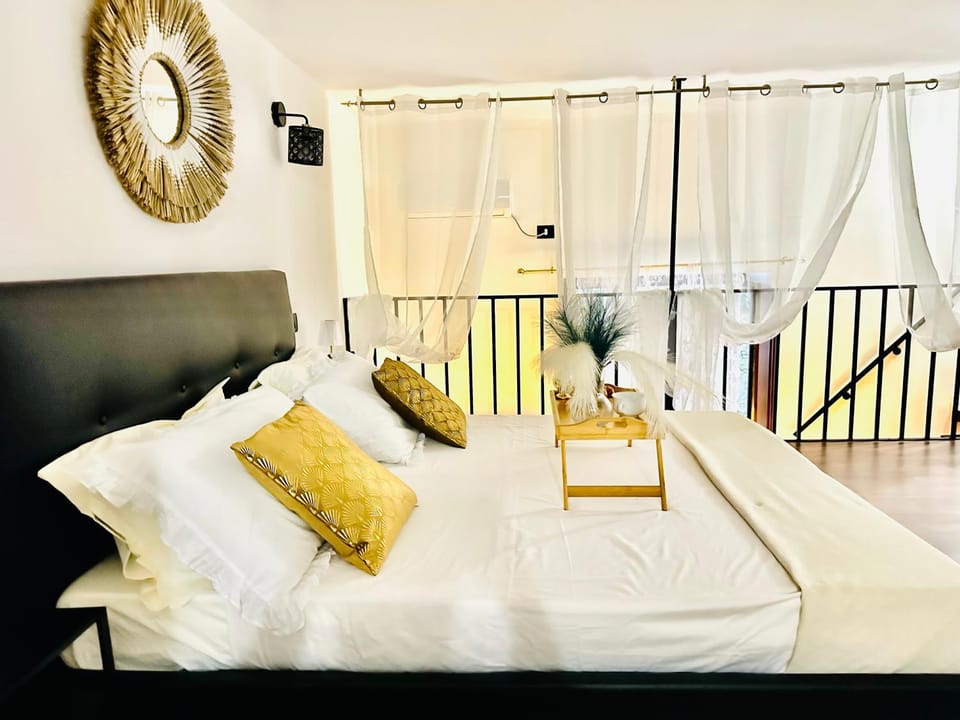 Bed, Photo of the whole room, Bedroom