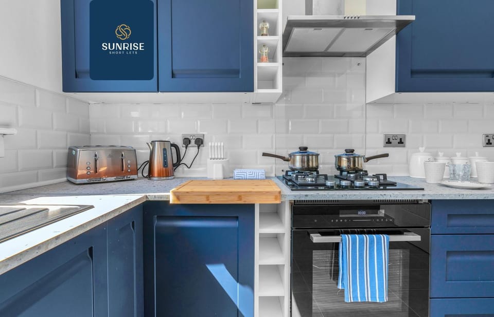 Springhill Townhouse - 3 Bedrooms, Great Views, Newly Refurbished, Free Parking, Free Wifi, River View, Dock, Eden Views, Fully Equipped, RELOCATION FAVOURITE by SUNRISE SHORT LETS DUNDEE House in Dundee