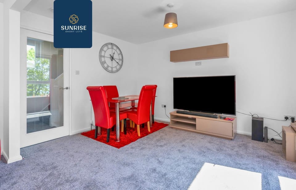 Springhill Townhouse - 3 Bedrooms, Great Views, Newly Refurbished, Free Parking, Free Wifi, River View, Dock, Eden Views, Fully Equipped, RELOCATION FAVOURITE by SUNRISE SHORT LETS DUNDEE House in Dundee