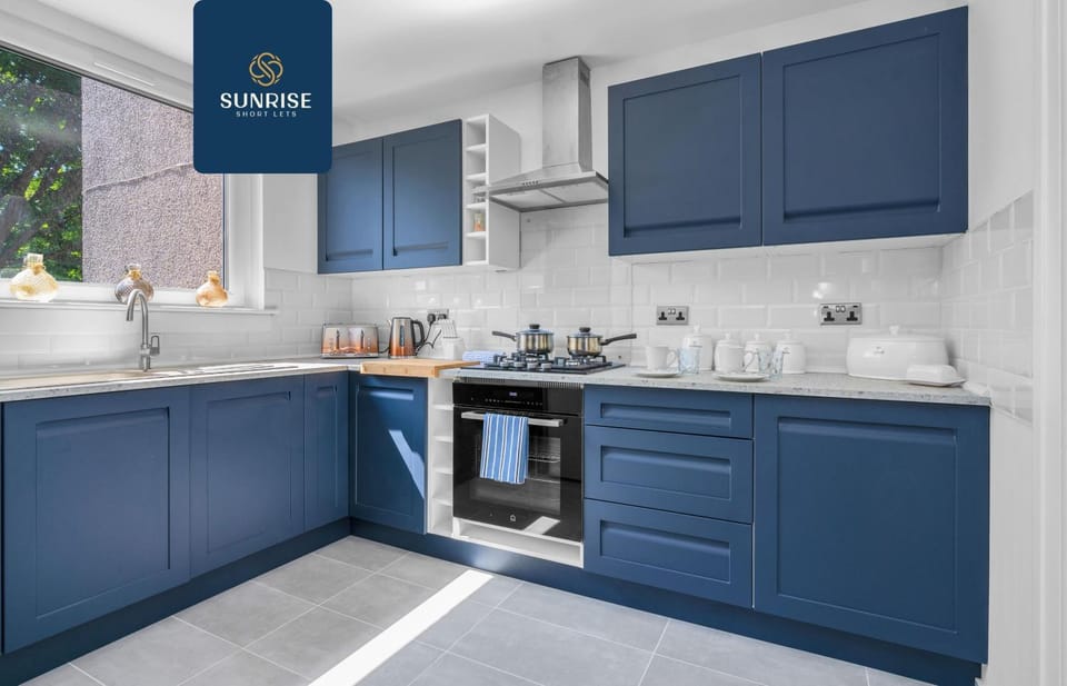 Springhill Townhouse - 3 Bedrooms, Great Views, Newly Refurbished, Free Parking, Free Wifi, River View, Dock, Eden Views, Fully Equipped, RELOCATION FAVOURITE by SUNRISE SHORT LETS DUNDEE House in Dundee