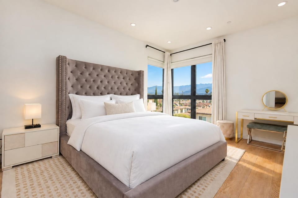 Stylish Apartments in Glendale with Free Parking Apartment in Glendale
