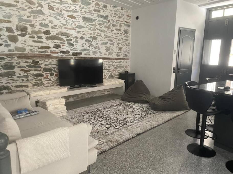 TV and multimedia, Living room, Seating area, Evening entertainment