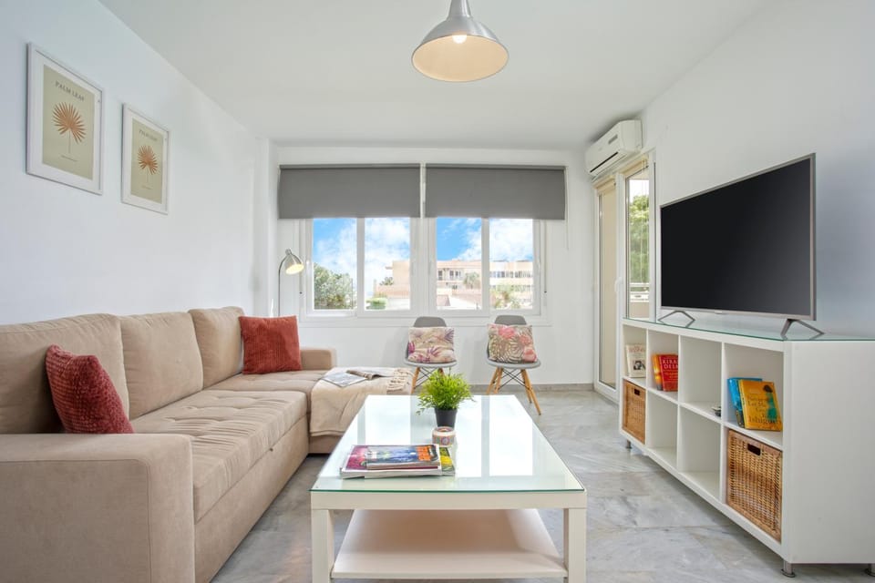Communal lounge/ TV room, TV and multimedia, Living room, Seating area, Evening entertainment