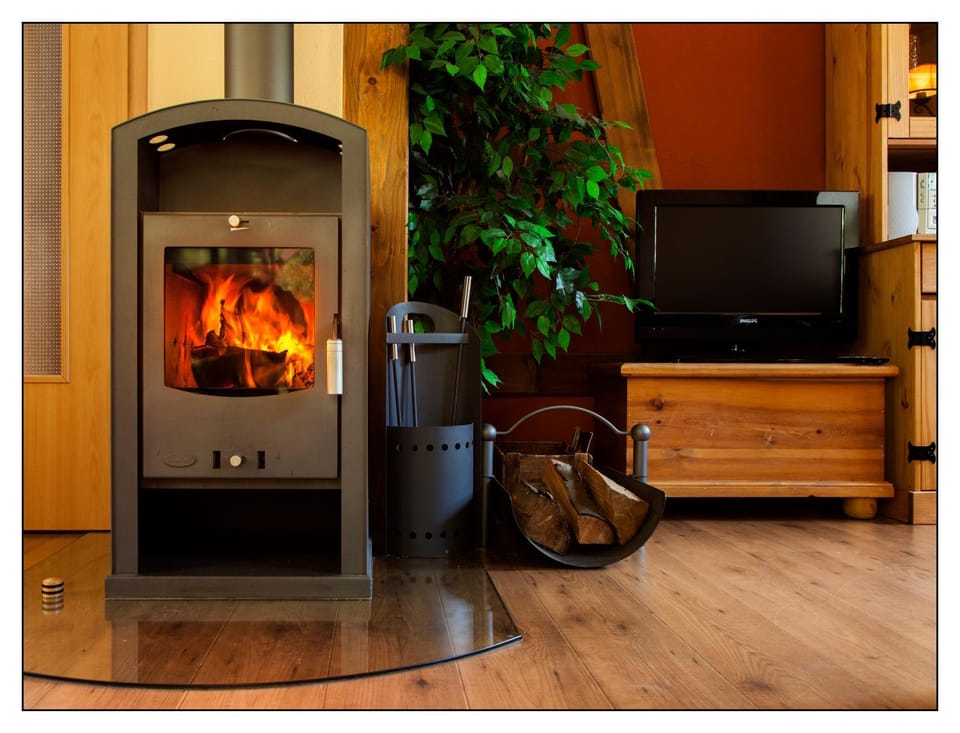 Living room, Seating area, Dining area, fireplace
