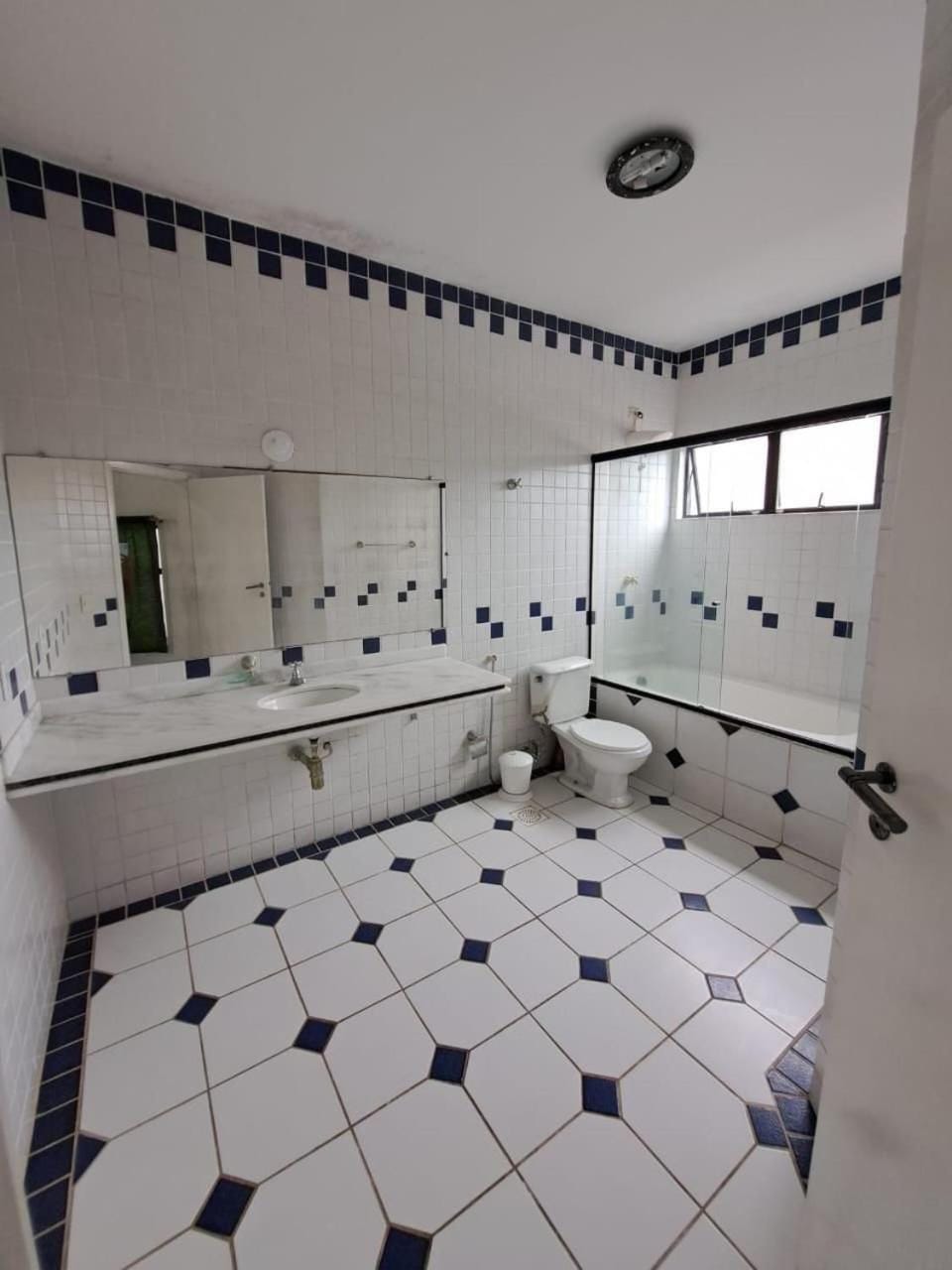 Toilet, Hot Tub, Bathroom