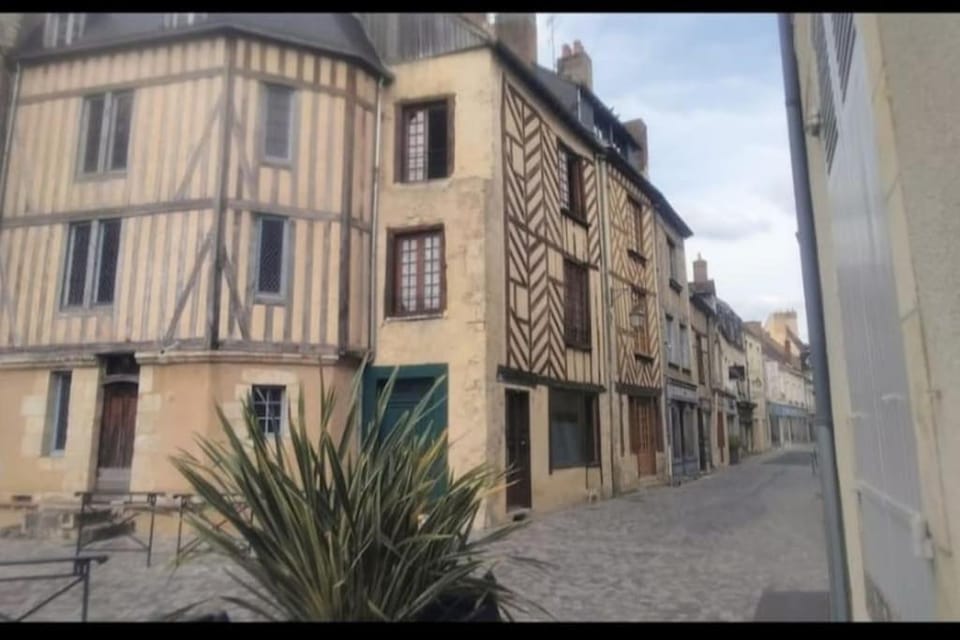 Studio meublé en sous-sol en plein centre ville Apartment in Pays de la Loire