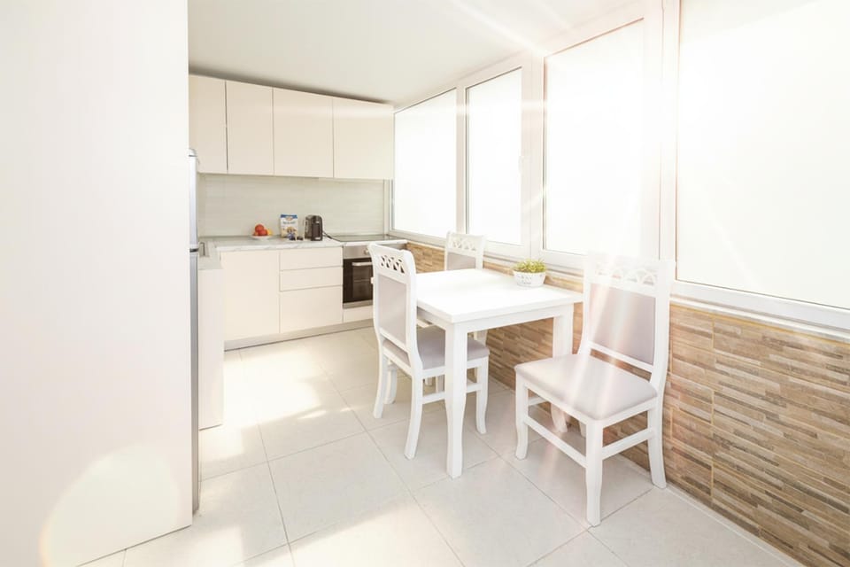 Coffee/tea facilities, Kitchen or kitchenette, Dining area, oven, stove