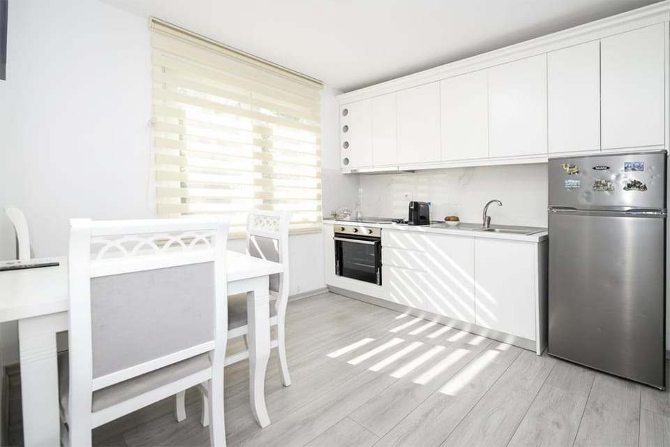 Coffee/tea facilities, Kitchen or kitchenette, Dining area, oven, stove