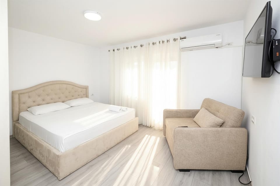 Bed, TV and multimedia, Photo of the whole room, Seating area, Evening entertainment, Bedroom, air conditioner