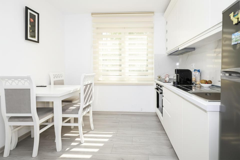 Coffee/tea facilities, Kitchen or kitchenette, Dining area, oven, stove