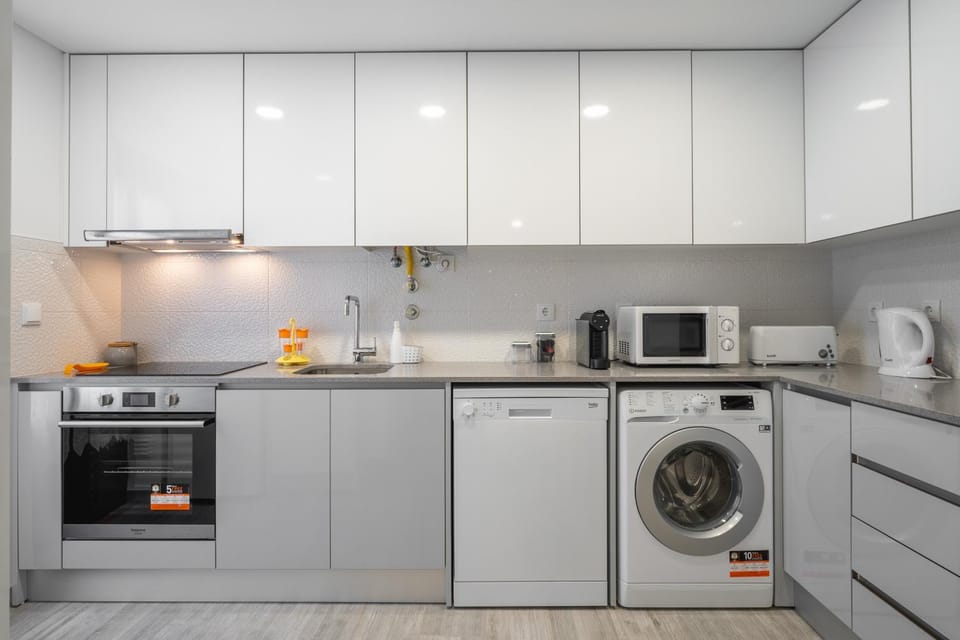 Coffee/tea facilities, Kitchen or kitchenette, dishwasher, oven, stove, toaster, washing machine