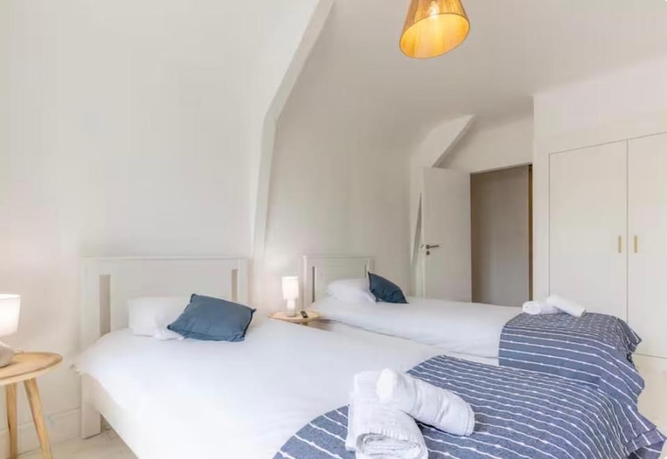 Restaurant/places to eat, Bed, People, People, People, Garden, View (from property/room), Beach, Location, cot, Family, fireplace, furniture, toaster, towels, kitchen