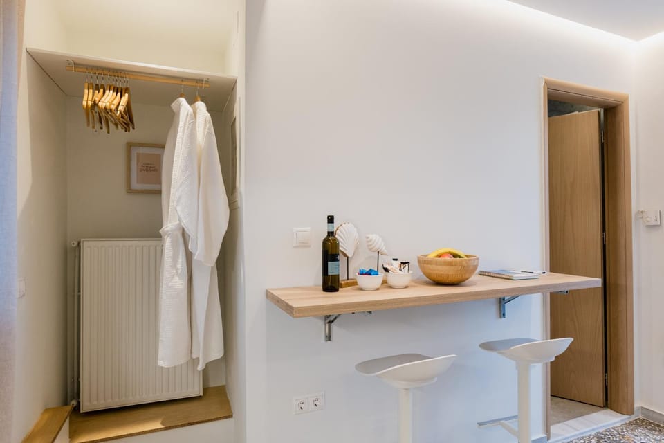 Kitchen or kitchenette, Food and drinks, Drinks, towels