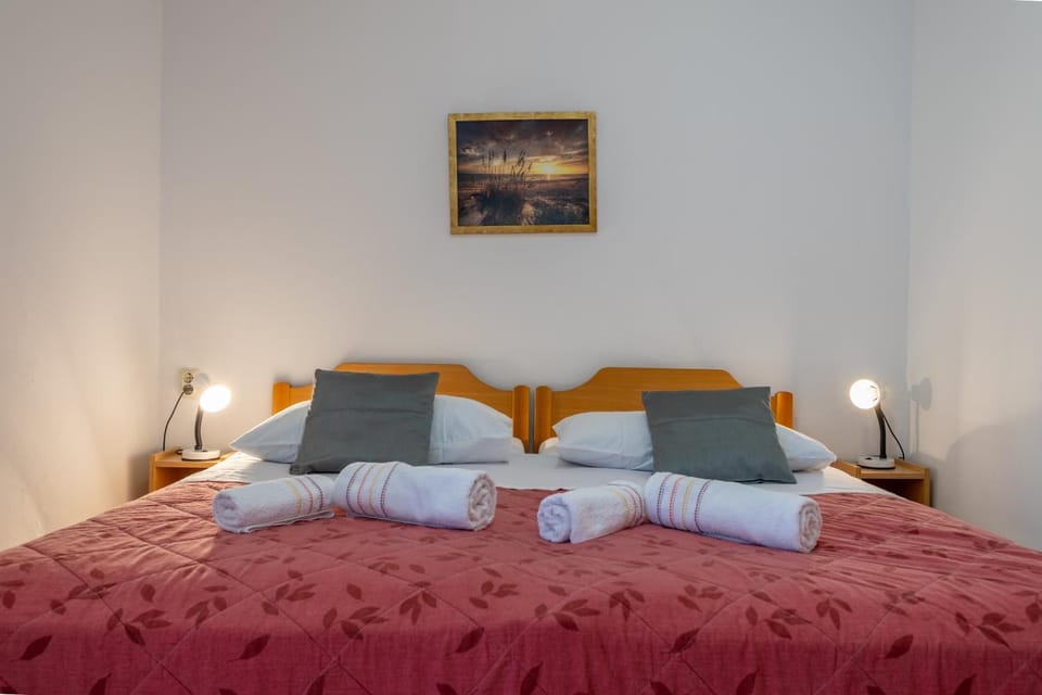 Bed, Bedroom, towels