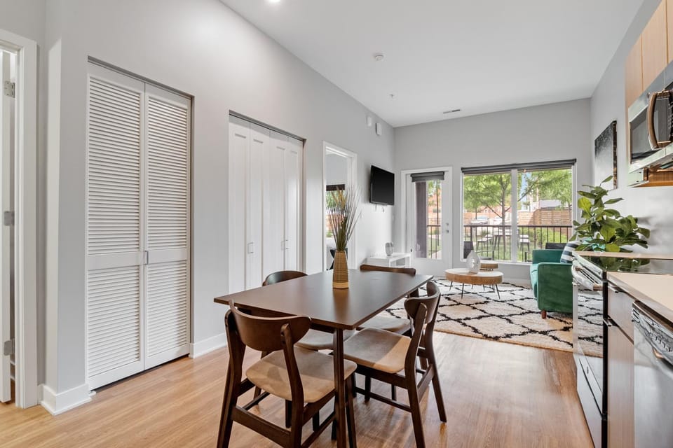 Kitchen or kitchenette, Dining area