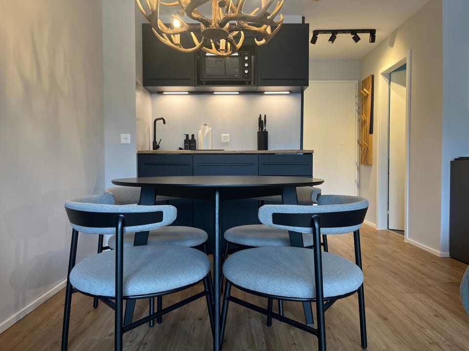Kitchen or kitchenette, Dining area