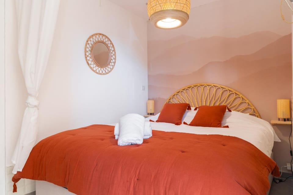 Bed, Bedroom, towels