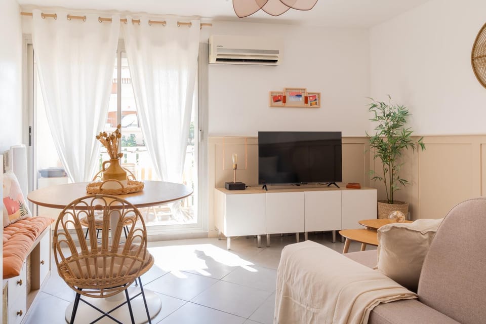 TV and multimedia, Living room, Dining area, air conditioner