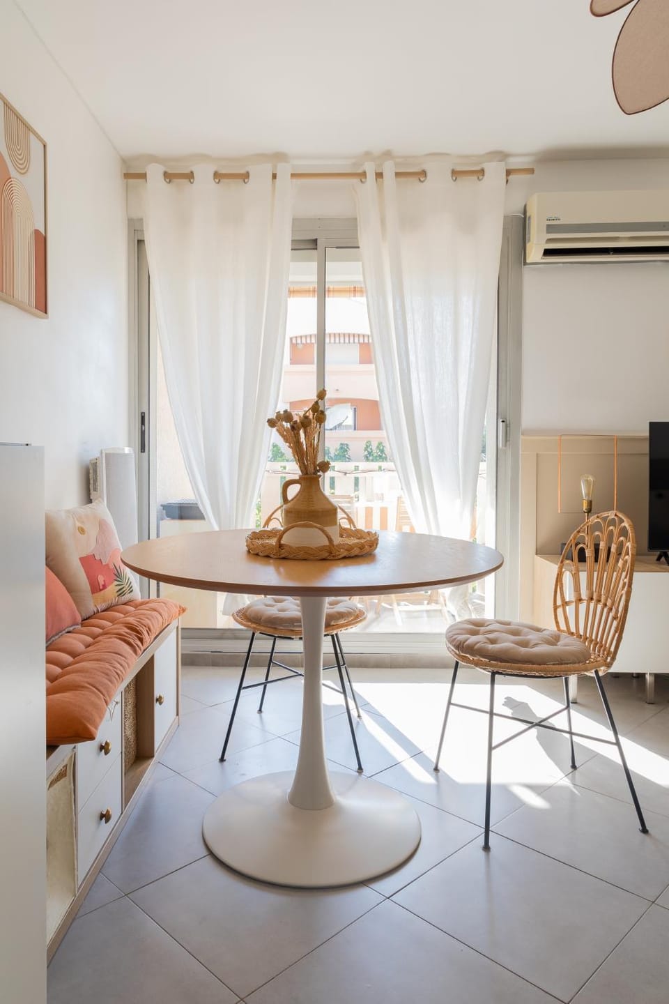 Seating area, Dining area, air conditioner
