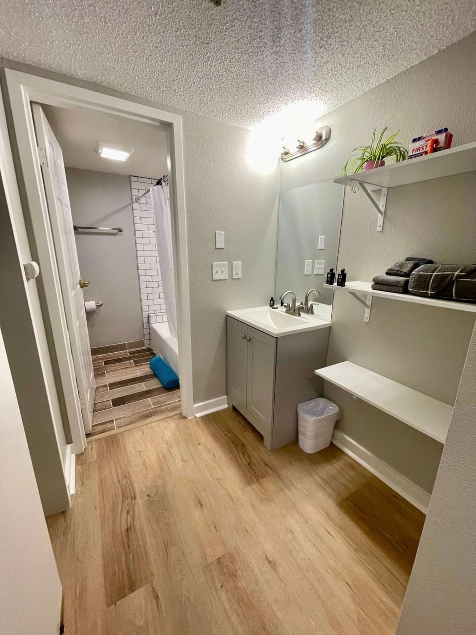 Aksarben Modern 1Bed ground level with parking Apartment in Omaha