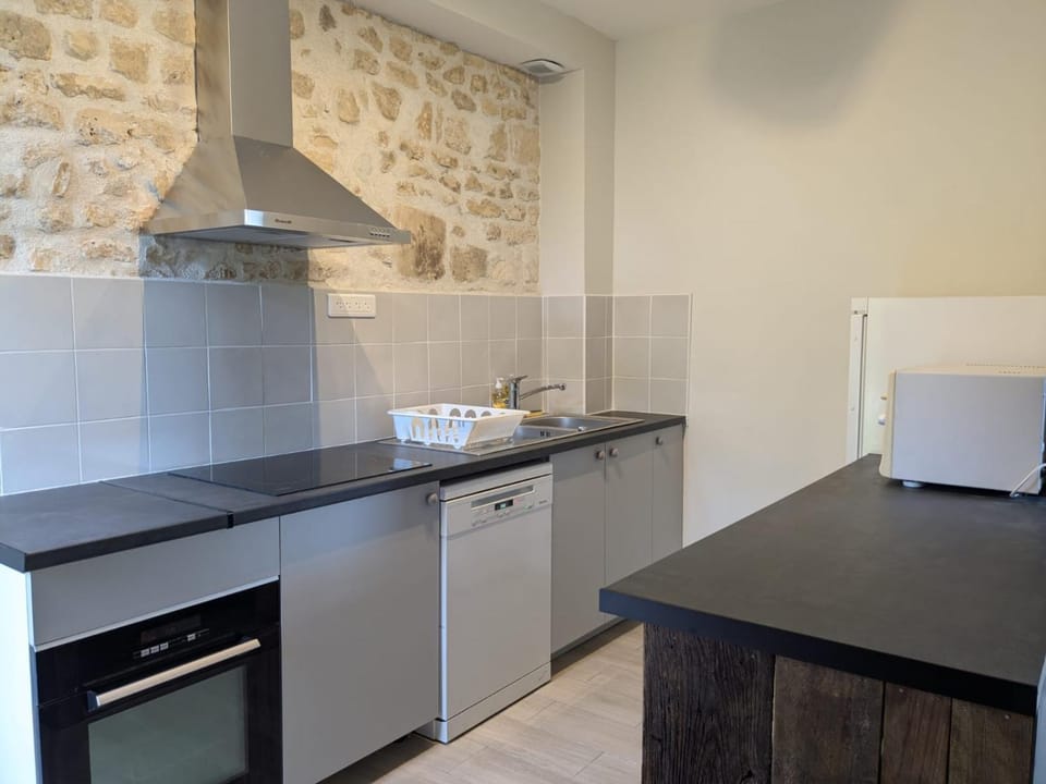 Kitchen or kitchenette, dishwasher, stove