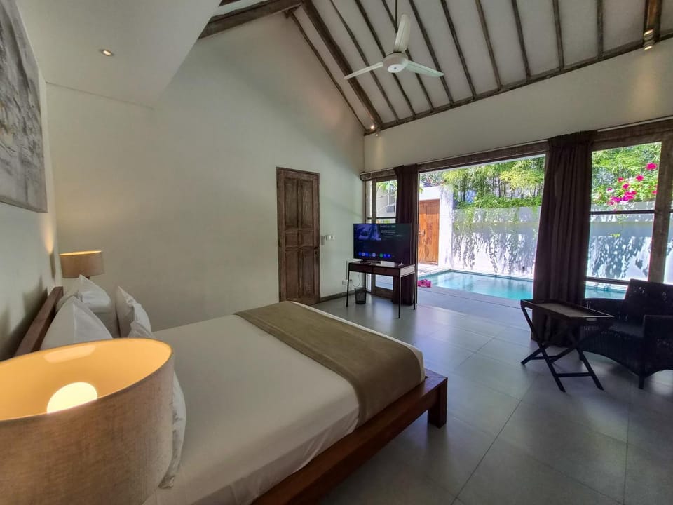 Property building, Communal lounge/ TV room, Bed, TV and multimedia, Photo of the whole room, Evening entertainment, Bedroom, Swimming pool