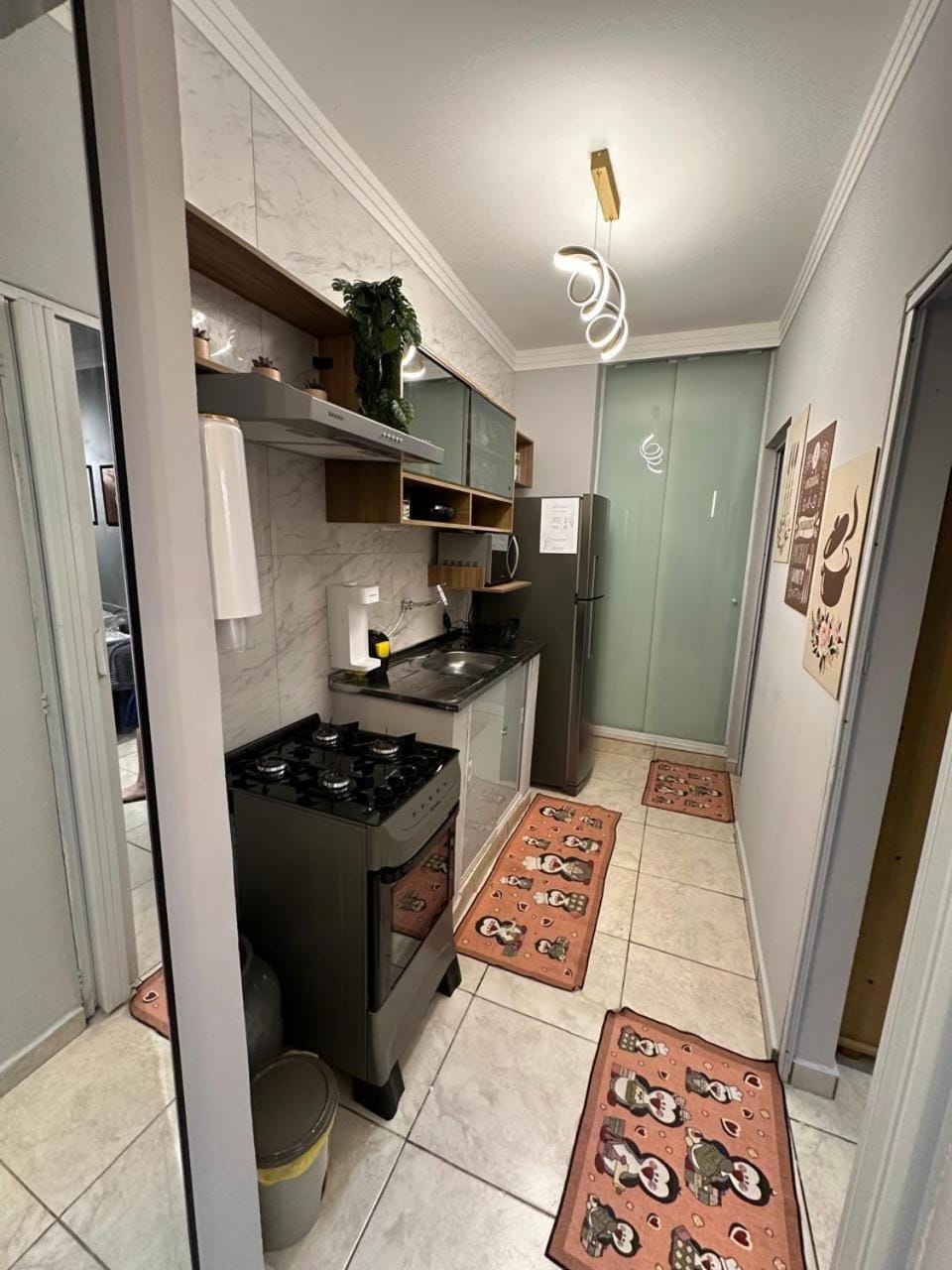 Kitchen or kitchenette, microwave, minibar, stove