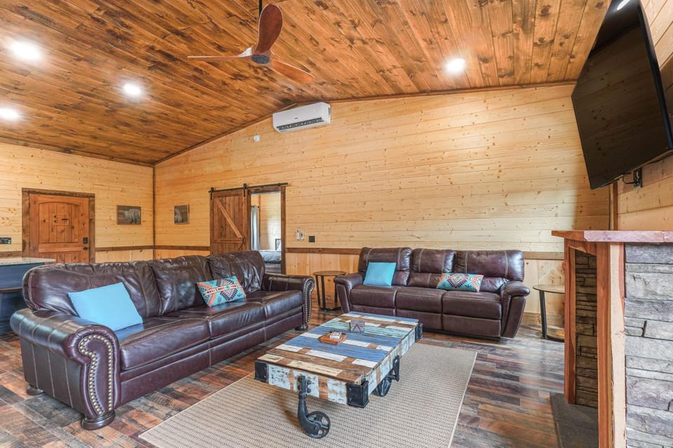 Hot Tub & Mtn Views: Pet-Friendly Englewood Cabin Cabin in Tennessee