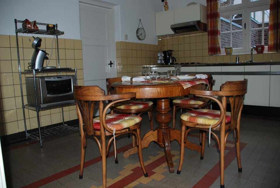 Kitchen or kitchenette, Seating area, Dining area