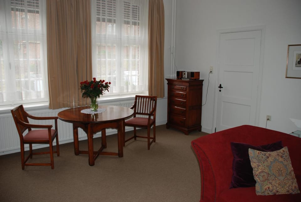 TV and multimedia, View (from property/room), Living room, Seating area, Garden view, Street view