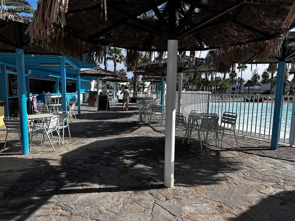 Restaurant/places to eat, Restaurant/places to eat, Pool view, Swimming pool