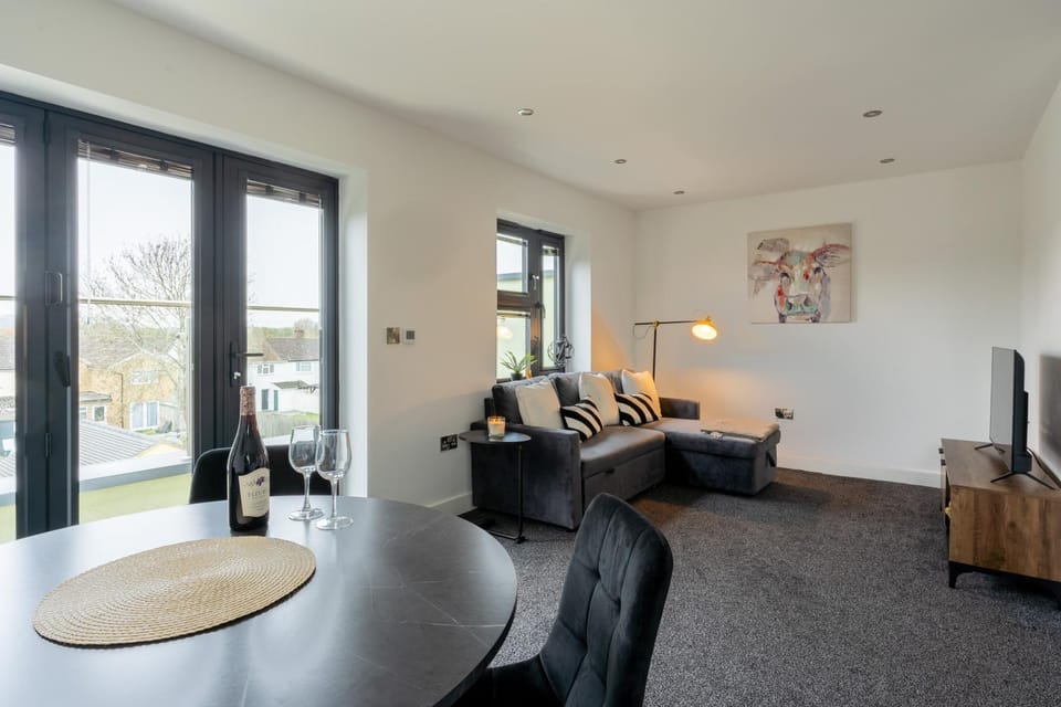 Property building, TV and multimedia, Living room, Dining area, Breakfast