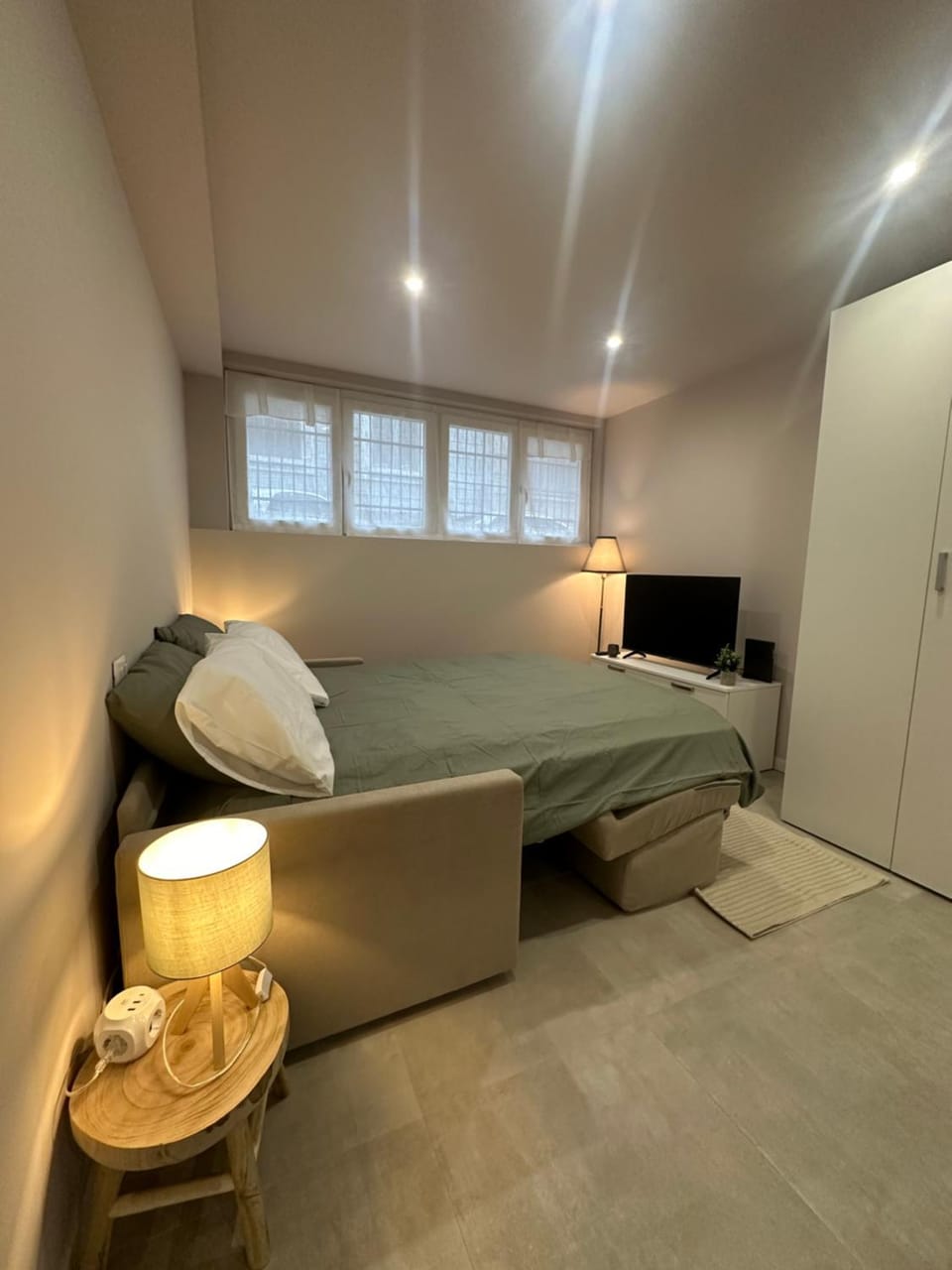 Bed, TV and multimedia, Photo of the whole room, air conditioner