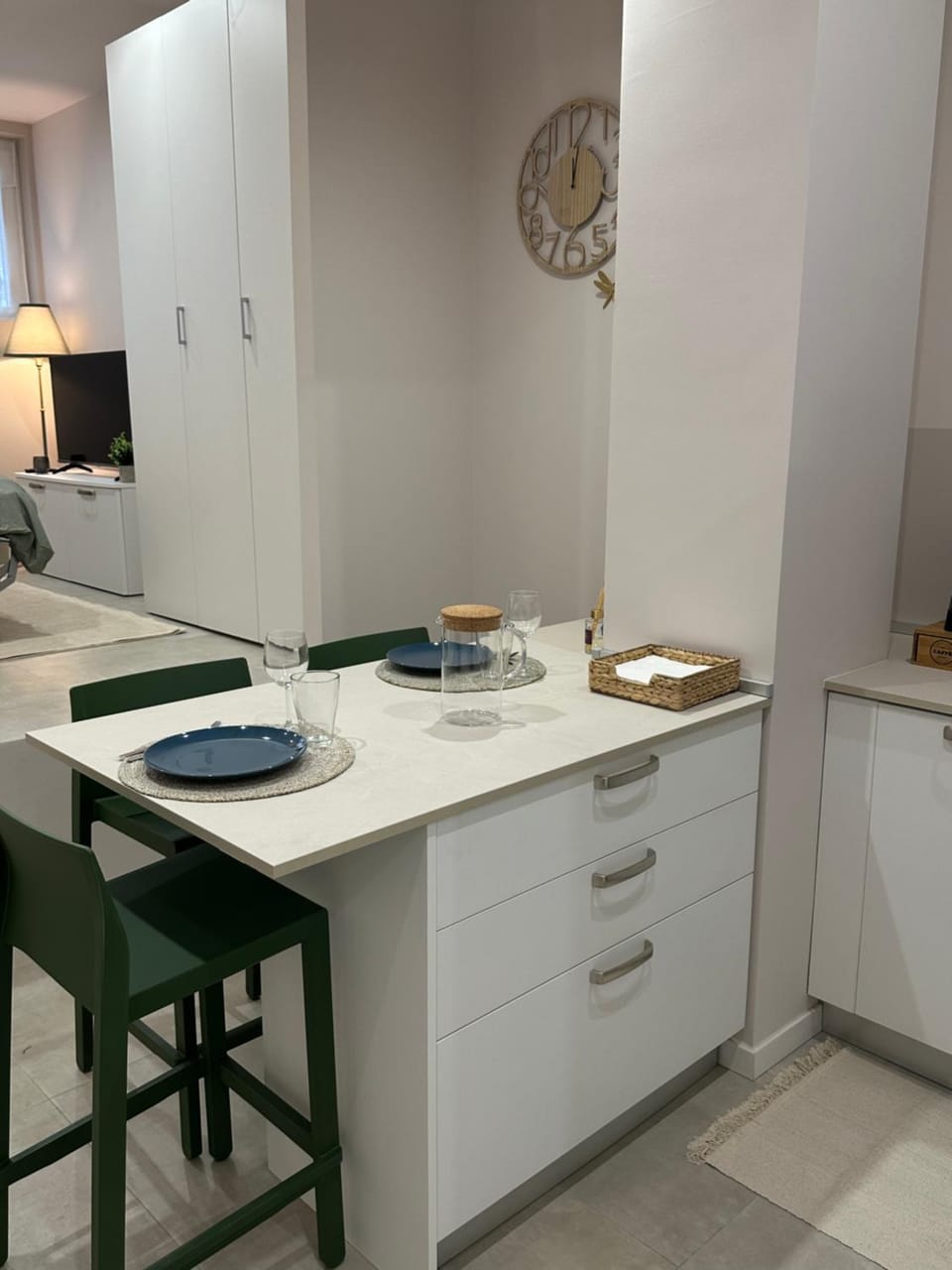 Kitchen or kitchenette, Photo of the whole room, Dining area, stove